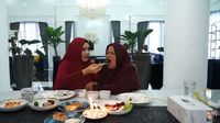 Momen Hangat Kartika Putri saat Makan Bareng Ibu Mertua
