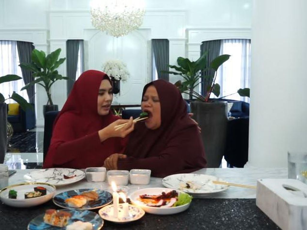 Momen Hangat Kartika Putri saat Makan Bareng Ibu Mertua Momen Hangat Kartika Putri saat Makan Bareng Ibu Mertua