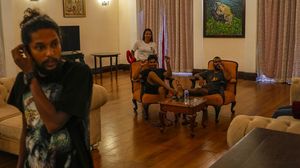 Kelakuan Warga di Istana Presiden Sri Lanka, Santai Bak Rumah Sendiri