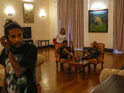 Kelakuan Warga di Istana Presiden Sri Lanka, Santai Bak Rumah Sendiri