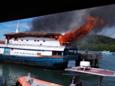 Penampakan KM Beriloga yang Terbakar di Mentawai