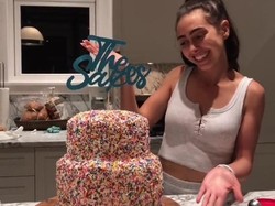 Bikin Cake Pengantin Sendiri, Wanita Ini Malah Diejek