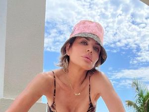Pamer Foto Bikini, Aktris 59 Tahun Ini Bikin Netizen Takjub karena Awet Muda