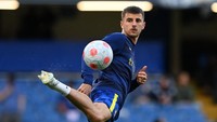 Depan kanan: Mason Mount, sudah di klub. Foto: AFP via Getty Images/GLYN KIRK