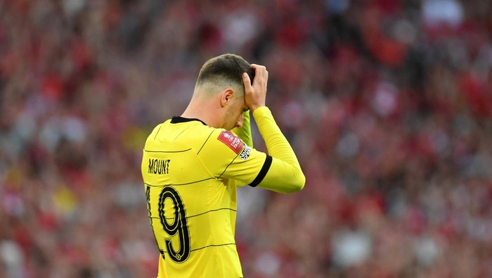 LONDON, ENGLAND - MAY 14: Mason Mount of Chelsea looks dejected after having their penalty saved in the penalty shoot out during The FA Cup Final match between Chelsea and Liverpool at Wembley Stadium on May 14, 2022 in London, England. (Photo by Tom Dulat - The FA/The FA via Getty Images)