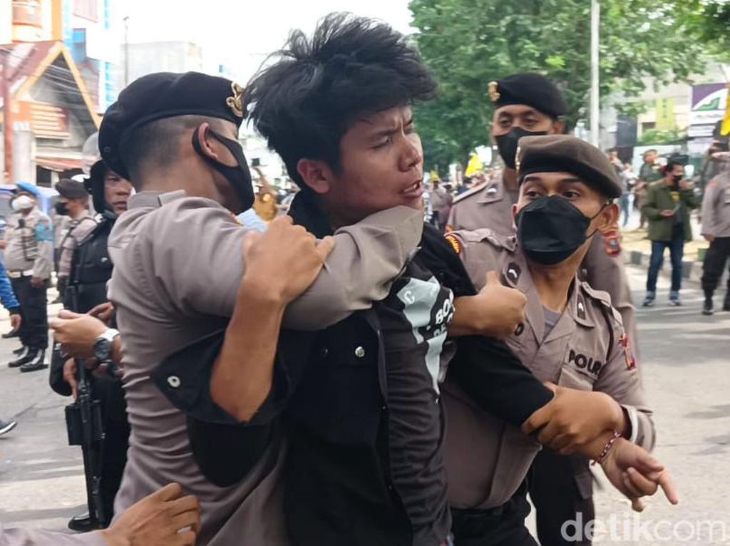 Momen Kericuhan Polisi-Warga saat Eksekusi Kafe di Medan