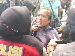 Eksekusi DCaldera Coffee Ricuh, Warga Bentrok dengan Polisi