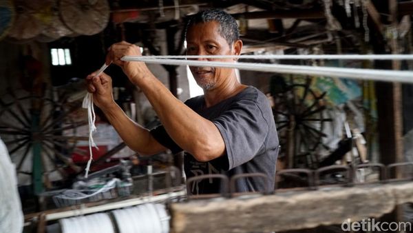 Wow... Di Jakarta Masih Ada yang Memintal Benang Secara Tradisional