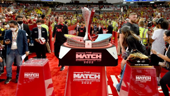 MU vs Liverpool BANGKOK, THAILAND - JULY 12: (THE SUN OUT,THE SUN ON SUNDAY OUT ) The Match Trophy before the preseason friendly match between Liverpool and Manchester United at Rajamangala Stadium on July 12, 2022 in Bangkok, Thailand. (Photo by Andrew Powell/Liverpool FC via Getty Images)