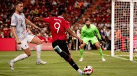 Tiga menit usai gol Fred, giliran Anthony Martial beraksi dari sudut sempit. Foto: Manchester United via Getty Imag/Ash Donelon