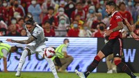 Salah satu usaha tembakan dari pemain yang direkrut Liverpool seharga total 85 juta paun, dengan 64 juta paun plus potensi tambahan-tambahan. Foto: Liverpool FC via Getty Images/John Powell