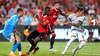 Namun, lini belakang MU tampil tangguh dalam laga friendly pramusim di Bangkok, Thailand, ini. Foto: Getty Images/Pakawich Damrongkiattisak