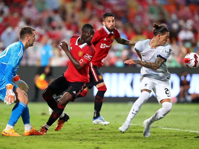 BANGKOK, THAILAND - JULY 12: Darwin Nunez #27 of Liverpool competes for the ball against goalkeeper Tom Heaton #22 and Eric Bailly #3 of Manchester United during the second half of a preseason friendly match at Rajamangala National Stadium on July 12, 2022 in Bangkok, Thailand. (Photo by Pakawich Damrongkiattisak/Getty Images)