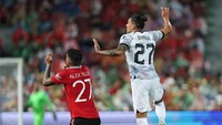 Beberapa kali Darwin Nunez terlibat duel dengan Alex Telles. Foto: Getty Images/Matthew Ashton - AMA