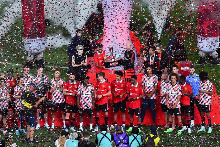 MU vs Liverpool BANGKOK, THAILAND - JULY 12: Manchester United celebrates with the trophy during the preseason friendly match between Liverpool and Manchester United at Rajamangala Stadium on July 12, 2022 in Bangkok, Thailand. (Photo by Supakit Wisetanuphong/MB Media/Getty Images)