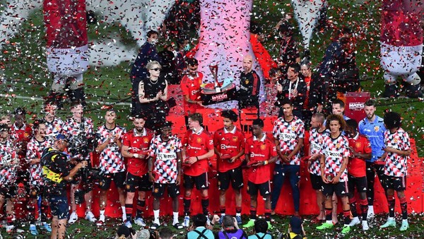 MU vs Liverpool BANGKOK, THAILAND - JULY 12: Manchester United celebrates with the trophy during the preseason friendly match between Liverpool and Manchester United at Rajamangala Stadium on July 12, 2022 in Bangkok, Thailand. (Photo by Supakit Wisetanuphong/MB Media/Getty Images)
