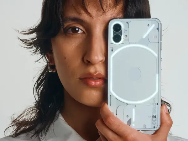 Wujud Nothing Phone (1), Mirip iPhone Tapi Tampilannya Lebih Unik