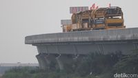 Melihat Aksi Kereta Pemasang Rel KCJB di Tegalluar Bandung