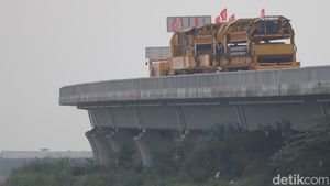 Melihat Aksi Kereta Pemasang Rel KCJB di Tegalluar Bandung