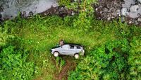 Penampakan Mobil Wisatawan yang Masuk Jurang di Jalur Ijen
