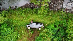 Penampakan Mobil Wisatawan yang Masuk Jurang di Jalur Ijen