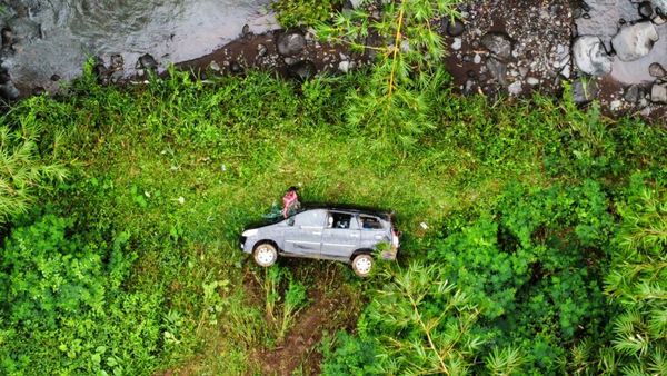 Penampakan Mobil Wisatawan yang Masuk Jurang di Jalur Ijen