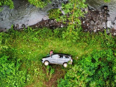 Penampakan Mobil Wisatawan yang Masuk Jurang di Jalur Ijen