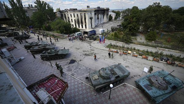 Penampakan Tank-Senjata Ukraina yang Dipamerkan di Lisichansk