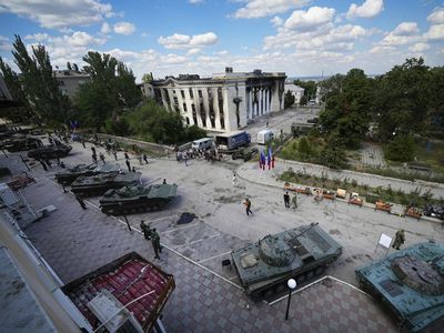 Penampakan Tank-Senjata Ukraina yang Dipamerkan di Lisichansk
