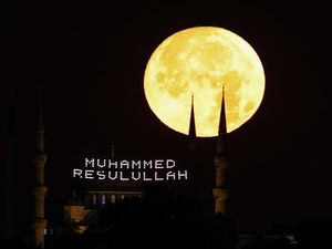 Pesona Bulan Purnama di antara Masjid Biru dan Hagia Sophia Pesona Bulan Purnama di antara Masjid Biru dan Hagia Sophia