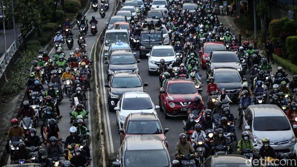 Proyek Halte Stasiun Cawang Bikin Jl MT Haryono Makin Macet