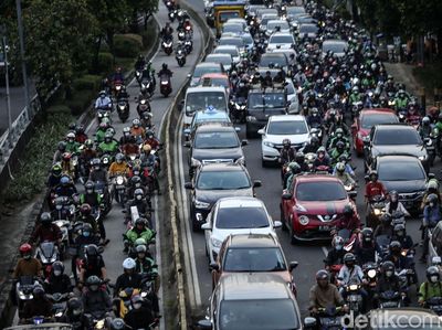 Proyek Halte Stasiun Cawang Bikin Jl MT Haryono Makin Macet