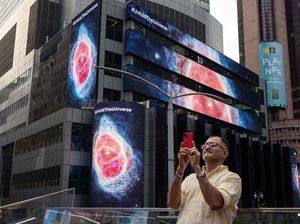 Hasil Jepretan Teleskop James Webb Mejeng di Times Square, New York Hasil Jepretan Teleskop James Webb Mejeng di Times Square, New York
