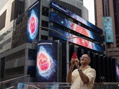 Hasil Jepretan Teleskop James Webb Mejeng di Times Square, New York