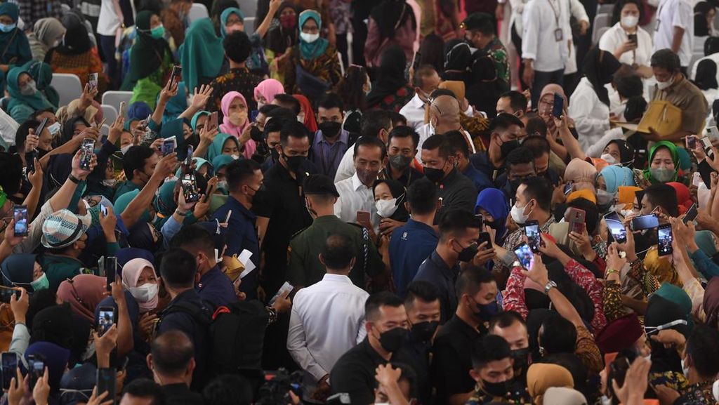 Momen Jokowi Dikerubuti Pedagang Saat Bagi Nomor Induk Berusaha