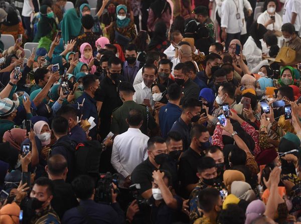 Momen Jokowi Dikerubuti Pedagang Saat Bagi Nomor Induk Berusaha