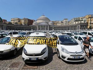 Protes Uber, Ratusan Taksi Penuhi Alun-alun di Italia Protes Uber, Ratusan Taksi Penuhi Alun-alun di Italia