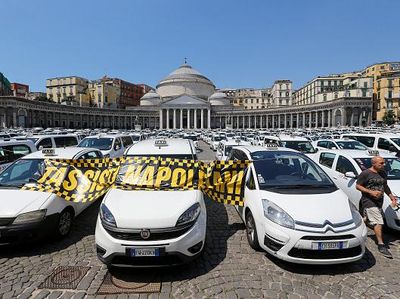 Protes Uber, Ratusan Taksi Penuhi Alun-alun di Italia