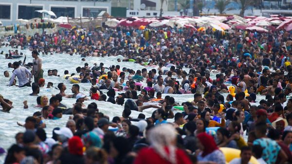 Dilanda Gelombang Panas, Ribuan Warga Mesir Menyerbu Pantai