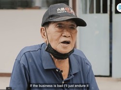 Salut! 42 Tahun Kakek Ini Jualan Roti Bakar Keliling dan Tetap Semangat