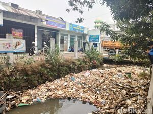 Terjadi Lagi, Kali Licin Depok Dipenuhi Sampah Styrofoam