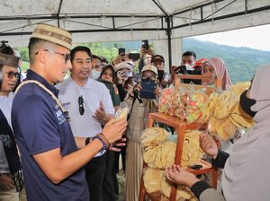 Sandiaga Ditantang Beri Nama Kerupuk Ubi Milik Emak-emak di Gorontalo