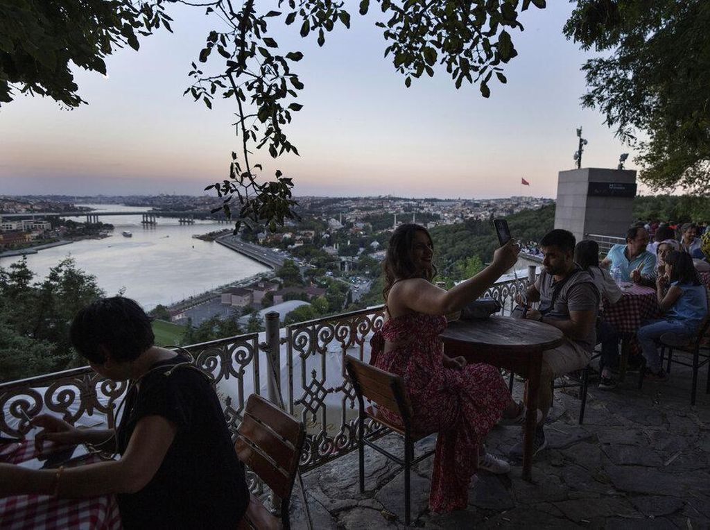 Santai Sejenak Menikmati Dua Sisi Kota Istanbul dari Bukit Pierre Lotti Santai Sejenak Menikmati Dua Sisi Kota Istanbul dari Bukit Pierre Lotti