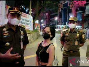 Satpol PP Gandeng Jeje SCBD Sosialisasi Aturan Nongkrong di Dukuh Atas Satpol PP Gandeng Jeje SCBD Sosialisasi Aturan Nongkrong di Dukuh Atas