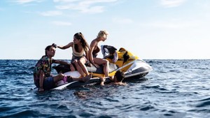 Sinopsis Film Shark Bait, Persahabatan Diuji di Laut Penuh Predator