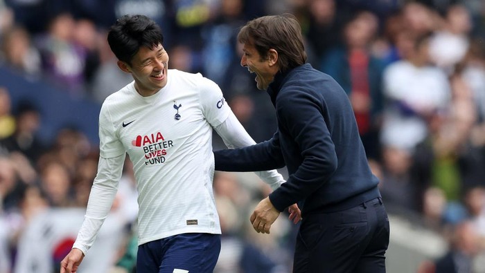 LONDON, ENGLAND - MAY 01: Heung-Min Son is substituted by Antonio Conte, Manager of Tottenham Hotspur during the Premier League match between Tottenham Hotspur and Leicester City at Tottenham Hotspur Stadium on May 01, 2022 in London, England. (Photo by Tottenham Hotspur FC/Tottenham Hotspur FC via Getty Images)
