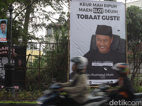 Perangi Judi Slot dengan Spanduk di Pinggir Jalan