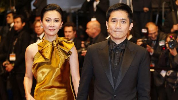 Chinese actor Tony Leung (R) and his wife Chinese actress Carina Lau arrive on May 17, 2013 for the screening of the film 