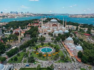 Video Siapin 4 Bala Bantuan Ini buat Foto Gaun Terbang Dramatis di Istanbul