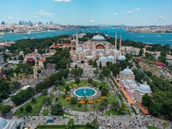 Video Siapin 4 Bala Bantuan Ini buat Foto Gaun Terbang Dramatis di Istanbul
